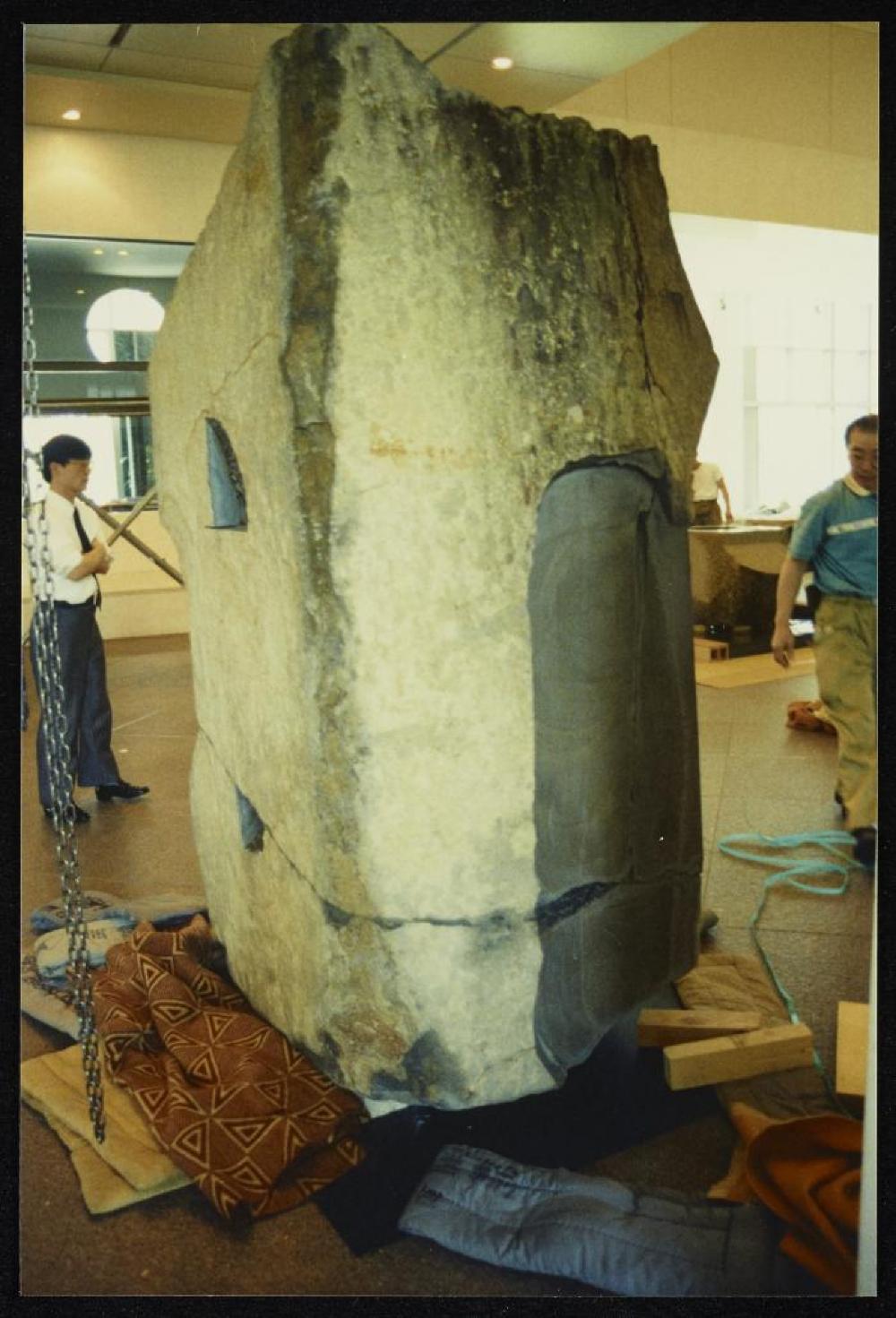 Installation process for "Isamu Noguchi Retrospective 1992," National Museum of Modern Art, Kyoto (travel venue)