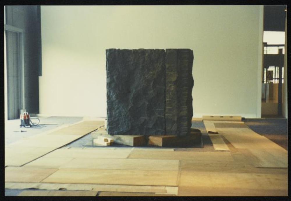 Installation process for "Isamu Noguchi Retrospective 1992," National Museum of Modern Art, Kyoto (travel venue)