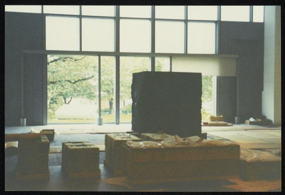 Installation process for "Isamu Noguchi Retrospective 1992," National Museum of Modern Art, Kyoto (travel venue)