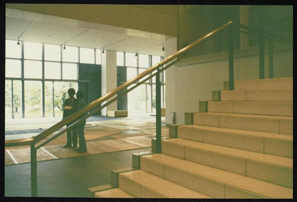 Installation process for "Isamu Noguchi Retrospective 1992," National Museum of Modern Art, Kyoto (travel venue)