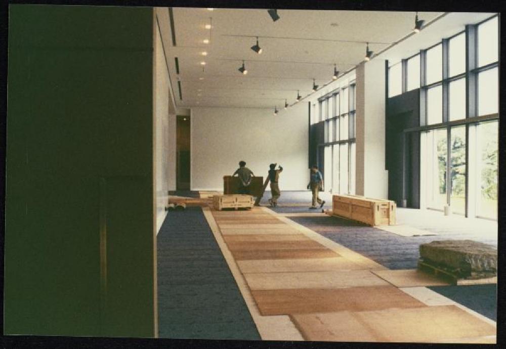 Installation process for "Isamu Noguchi Retrospective 1992," National Museum of Modern Art, Kyoto (travel venue)