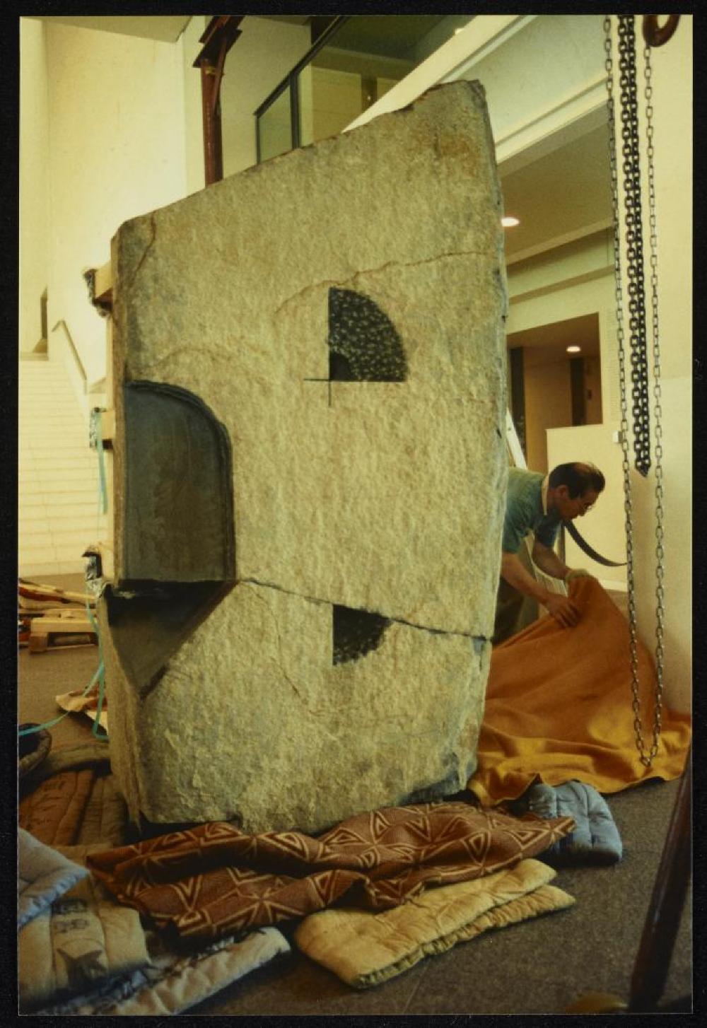 Installation process for "Isamu Noguchi Retrospective 1992," National Museum of Modern Art, Kyoto (travel venue)