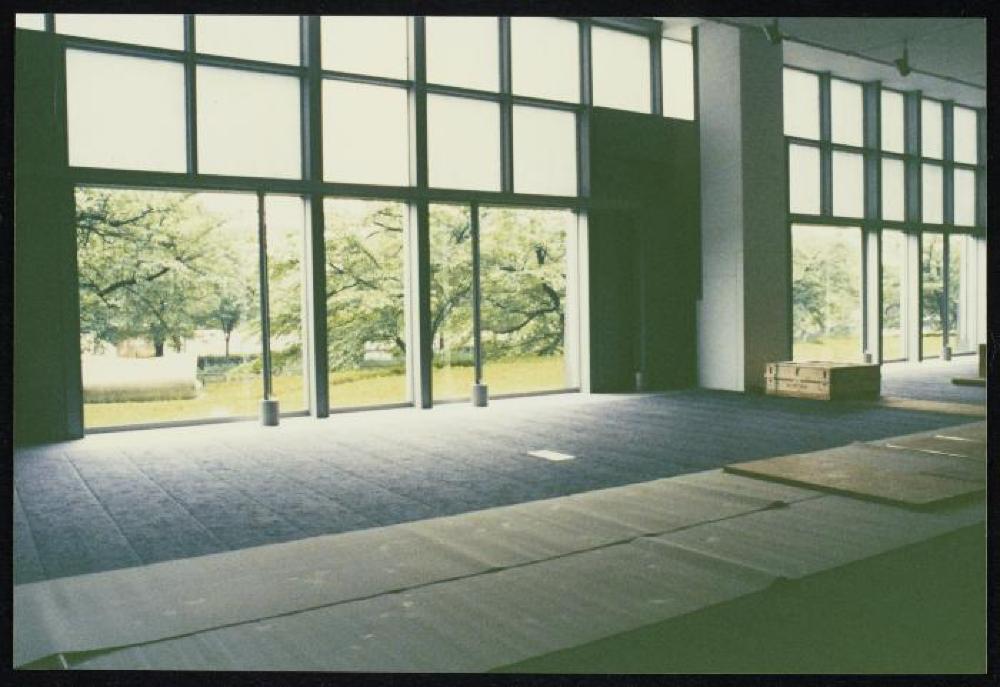 Installation process for "Isamu Noguchi Retrospective 1992," National Museum of Modern Art, Kyoto (travel venue)