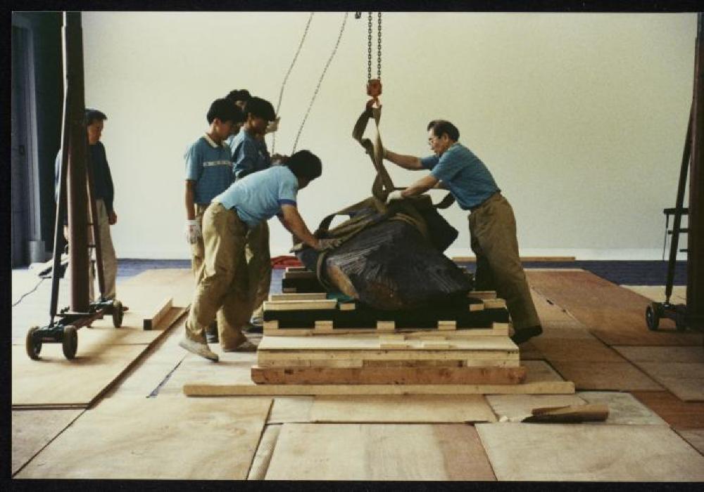 Installation process for "Isamu Noguchi Retrospective 1992," National Museum of Modern Art, Kyoto (travel venue)