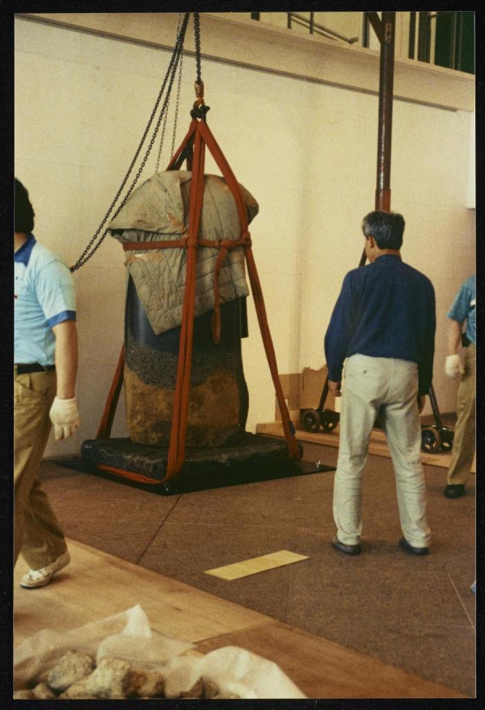 Installation process for "Isamu Noguchi Retrospective 1992," National Museum of Modern Art, Kyoto (travel venue)