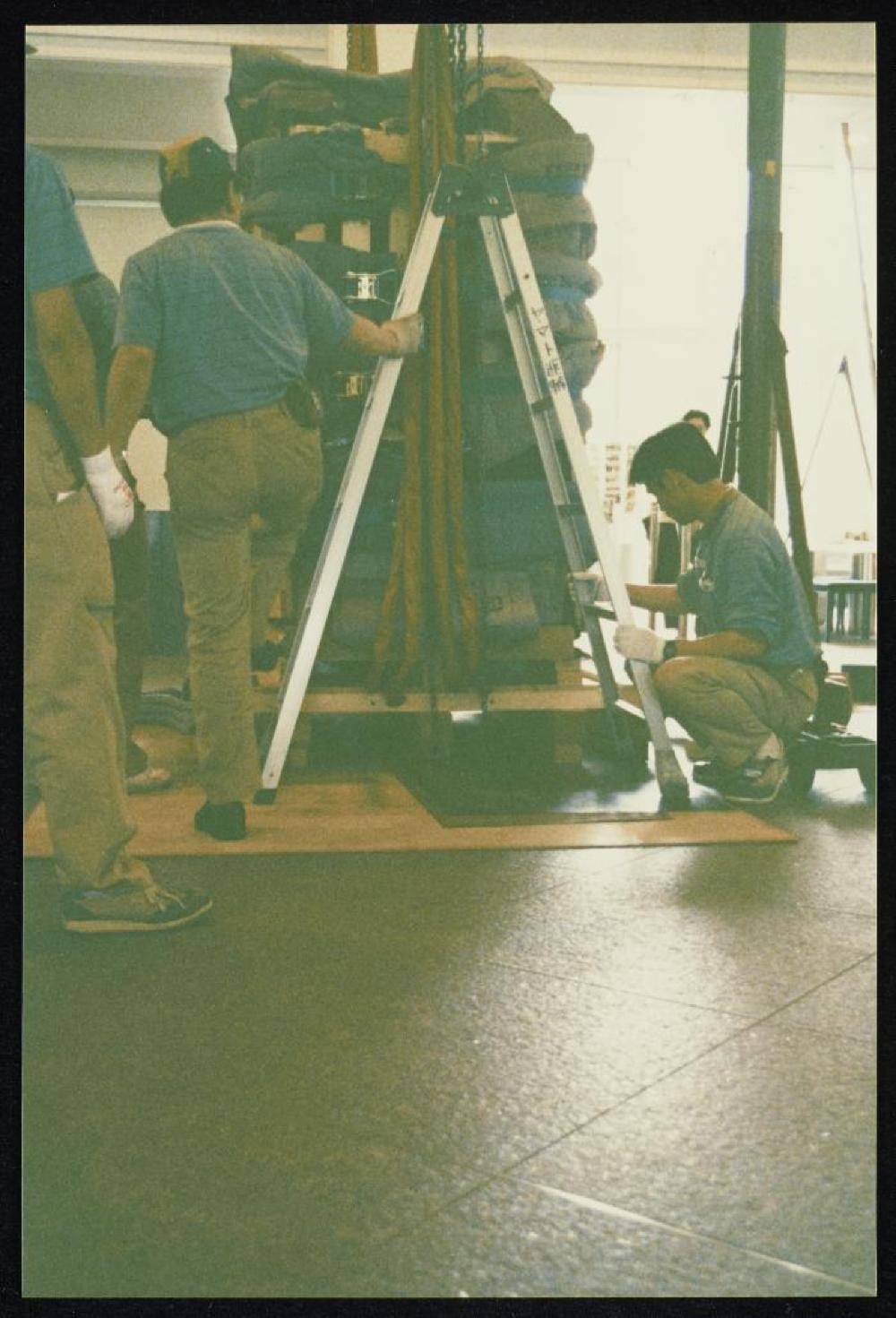 Installation process for "Isamu Noguchi Retrospective 1992," National Museum of Modern Art, Kyoto (travel venue)