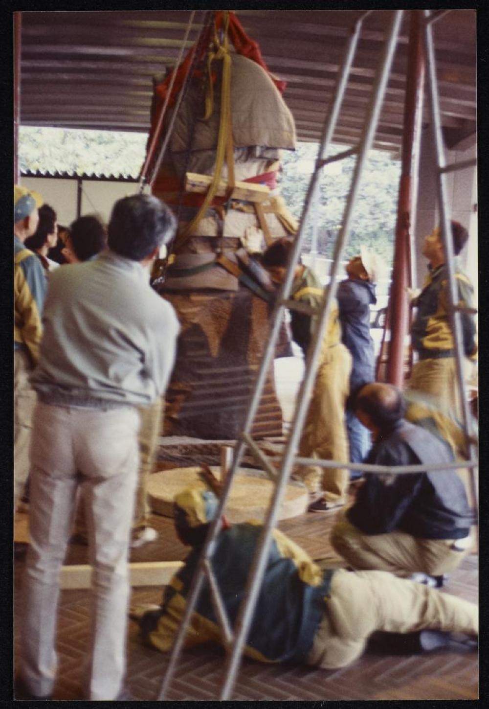 Installation process for "Isamu Noguchi Retrospective 1992," National Museum of Modern Art, Kyoto (travel venue)
