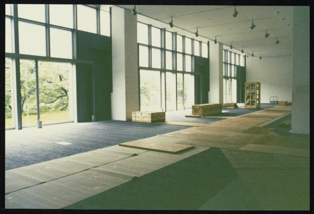 Installation process for "Isamu Noguchi Retrospective 1992," National Museum of Modern Art, Kyoto (travel venue)
