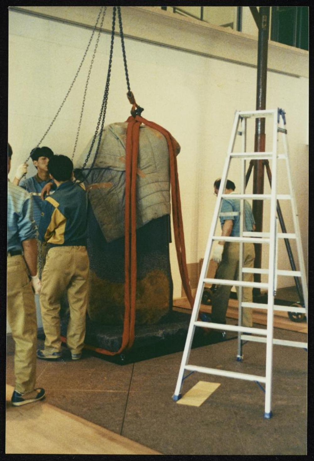 Installation process for "Isamu Noguchi Retrospective 1992," National Museum of Modern Art, Kyoto (travel venue)