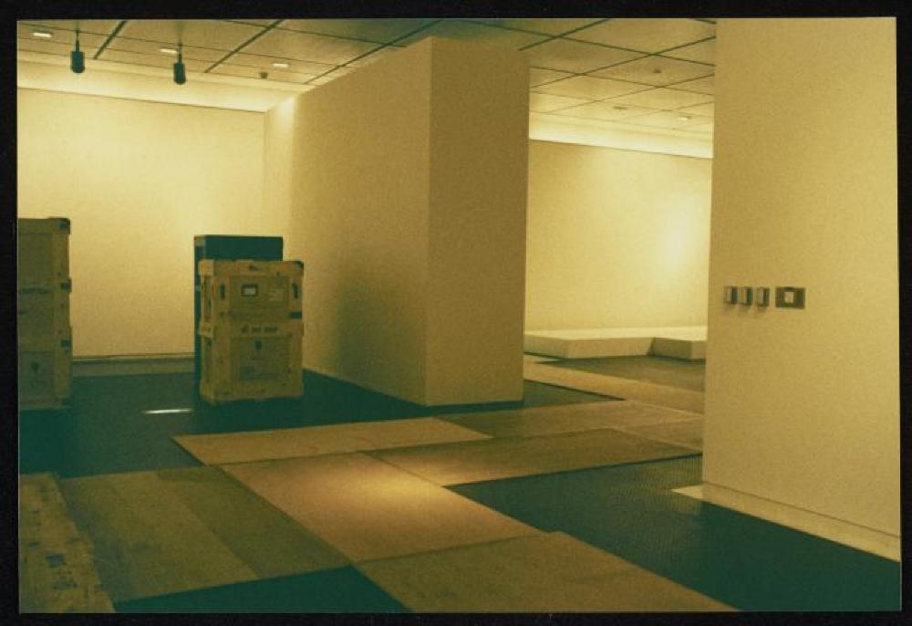 Installation process for "Isamu Noguchi Retrospective 1992," National Museum of Modern Art, Kyoto (travel venue)
