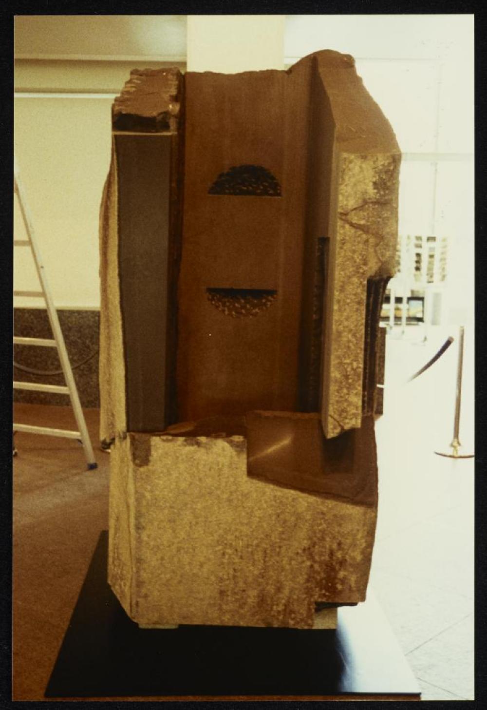 Installation process for "Isamu Noguchi Retrospective 1992," National Museum of Modern Art, Kyoto (travel venue)