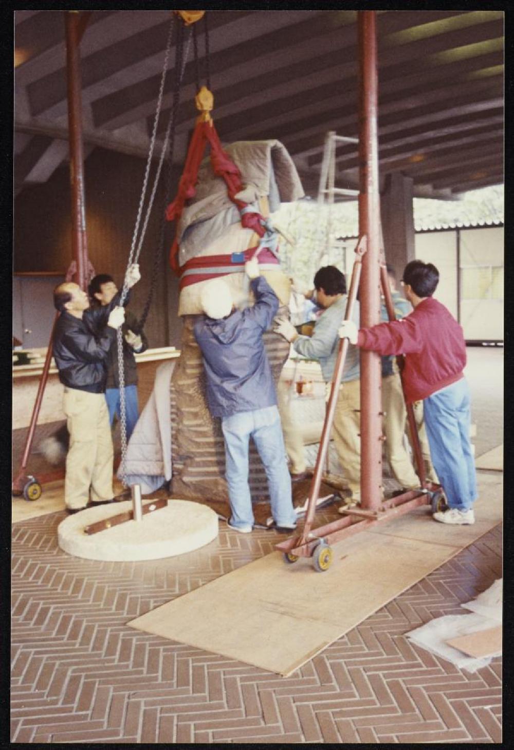 Installation process for "Isamu Noguchi Retrospective 1992," National Museum of Modern Art, Kyoto (travel venue)