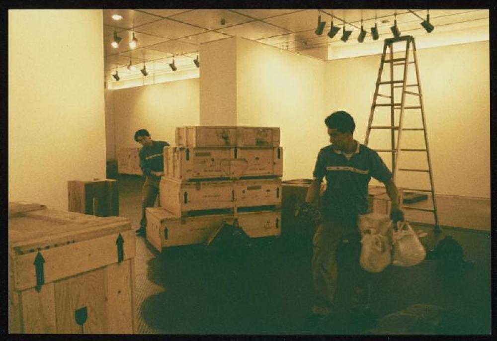 Installation process for "Isamu Noguchi Retrospective 1992," National Museum of Modern Art, Kyoto (travel venue)