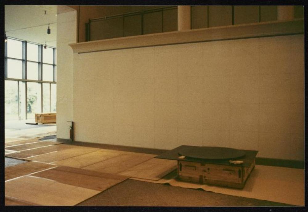Installation process for "Isamu Noguchi Retrospective 1992," National Museum of Modern Art, Kyoto (travel venue)