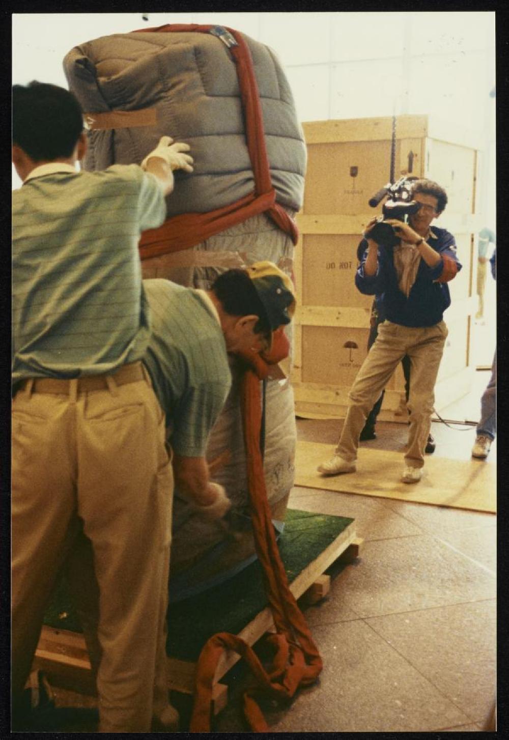 Installation process for "Isamu Noguchi Retrospective 1992," National Museum of Modern Art, Kyoto (travel venue)