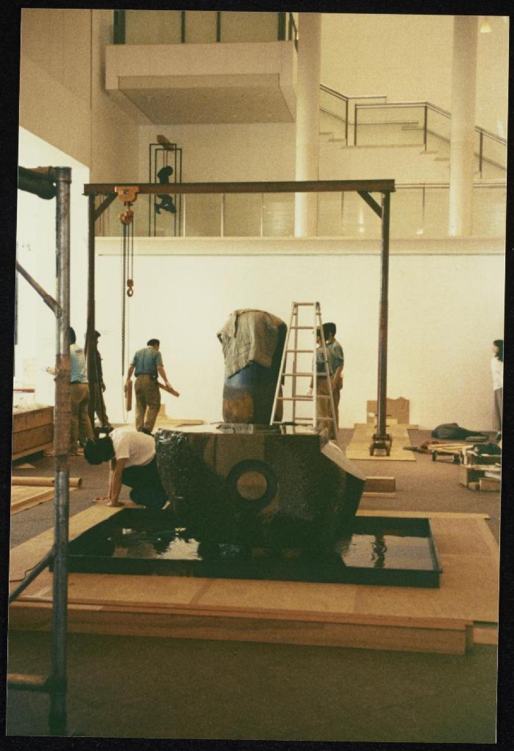 Installation process for "Isamu Noguchi Retrospective 1992," National Museum of Modern Art, Kyoto (travel venue)