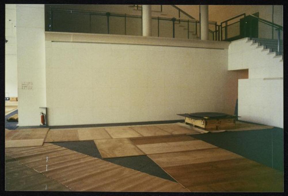 Installation process for "Isamu Noguchi Retrospective 1992," National Museum of Modern Art, Kyoto (travel venue)