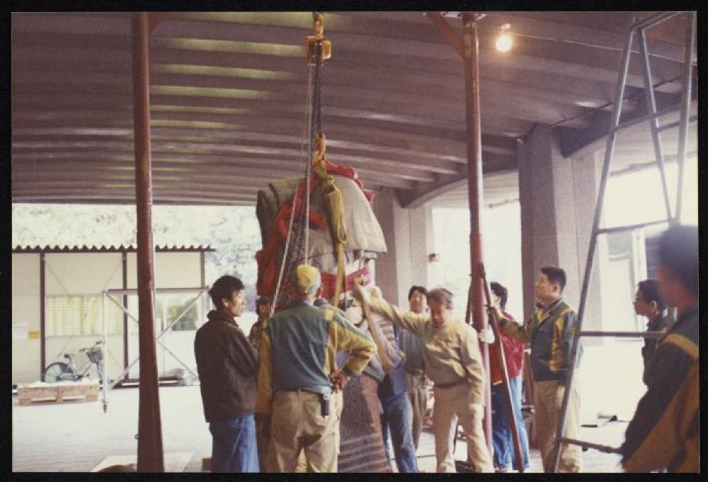 Installation process for "Isamu Noguchi Retrospective 1992," National Museum of Modern Art, Kyoto (travel venue)