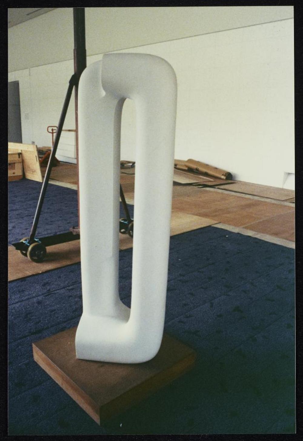 Installation process for "Isamu Noguchi Retrospective 1992," National Museum of Modern Art, Kyoto (travel venue)
