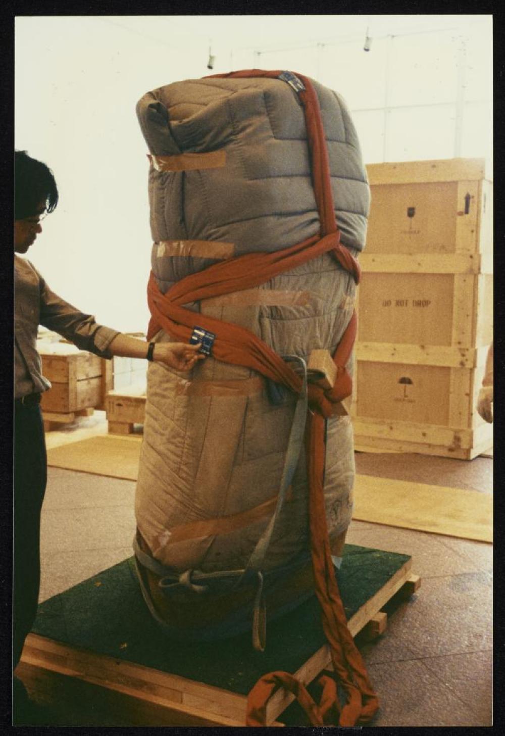 Installation process for "Isamu Noguchi Retrospective 1992," National Museum of Modern Art, Kyoto (travel venue)