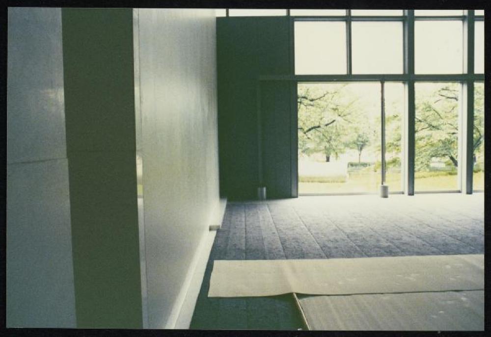 Installation process for "Isamu Noguchi Retrospective 1992," National Museum of Modern Art, Kyoto (travel venue)