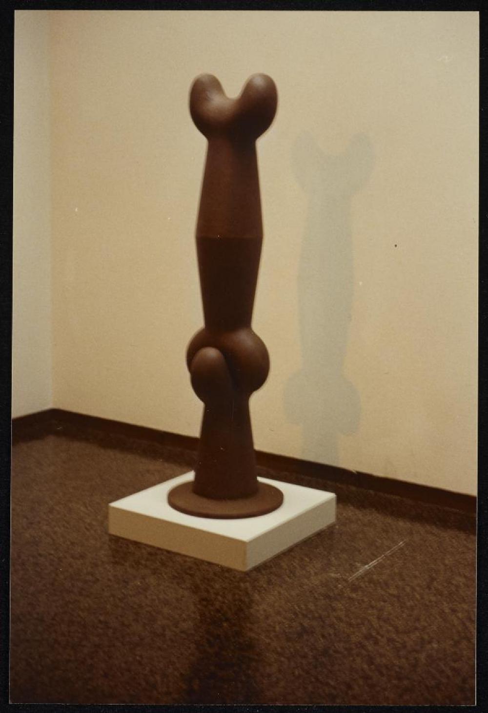 Installation process for "Isamu Noguchi Retrospective 1992," National Museum of Modern Art, Kyoto (travel venue)