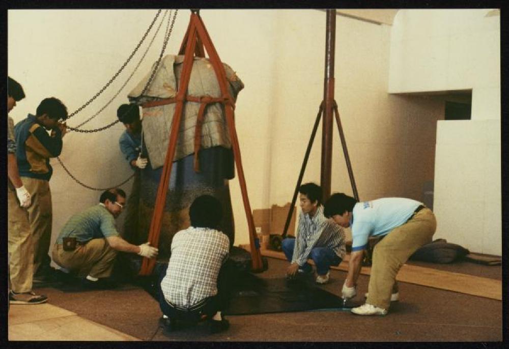 Installation process for "Isamu Noguchi Retrospective 1992," National Museum of Modern Art, Kyoto (travel venue)