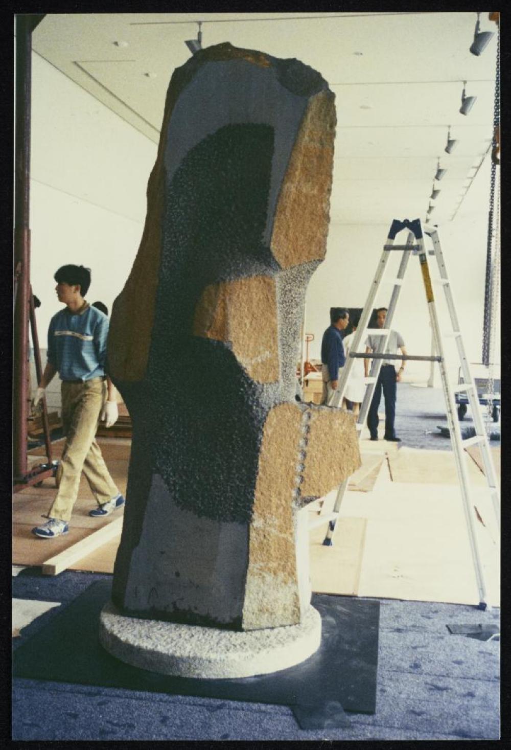 Installation process for "Isamu Noguchi Retrospective 1992," National Museum of Modern Art, Kyoto (travel venue)