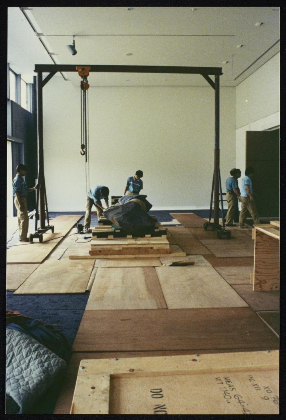 Installation process for "Isamu Noguchi Retrospective 1992," National Museum of Modern Art, Kyoto (travel venue)