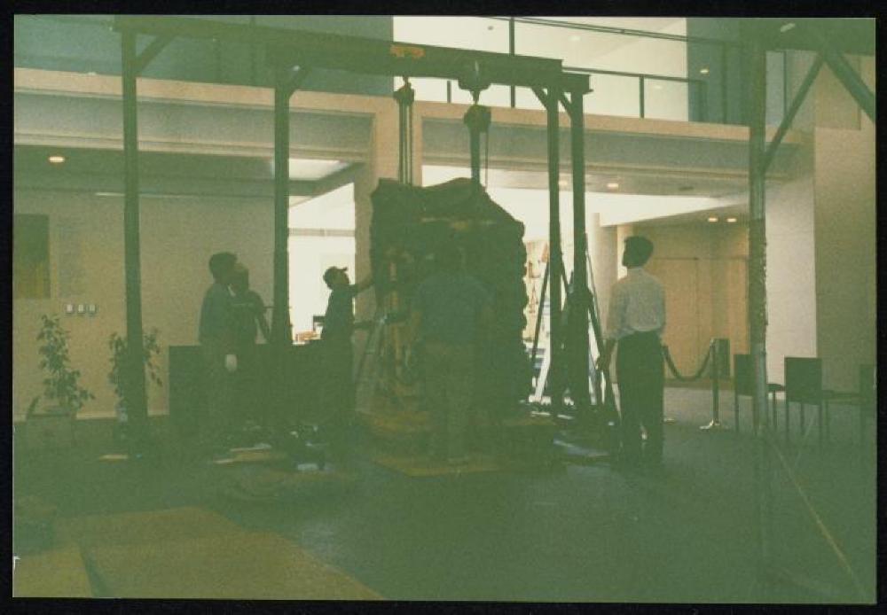 Installation process for "Isamu Noguchi Retrospective 1992," National Museum of Modern Art, Kyoto (travel venue)