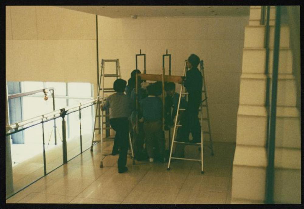 Installation process for "Isamu Noguchi Retrospective 1992," National Museum of Modern Art, Kyoto (travel venue)