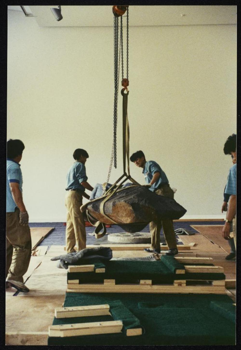 Installation process for "Isamu Noguchi Retrospective 1992," National Museum of Modern Art, Kyoto (travel venue)