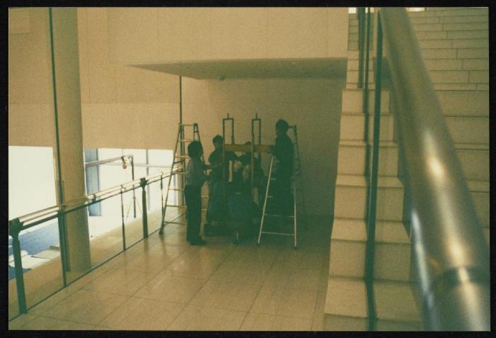 Installation process for "Isamu Noguchi Retrospective 1992," National Museum of Modern Art, Kyoto (travel venue)
