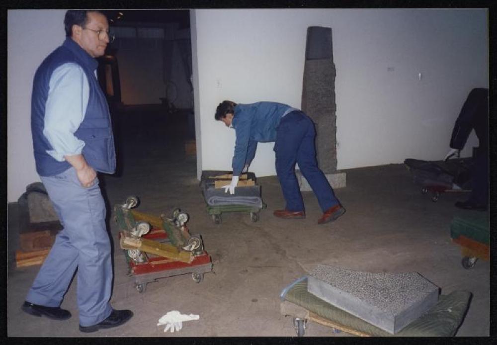 Installation process for "Isamu Noguchi Retrospective 1992," National Museum of Modern Art, Kyoto (travel venue)