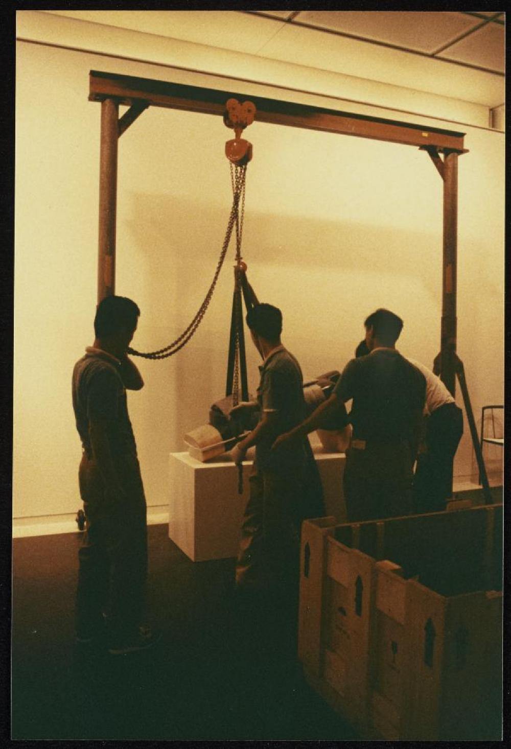 Installation process for "Isamu Noguchi Retrospective 1992," National Museum of Modern Art, Kyoto (travel venue)