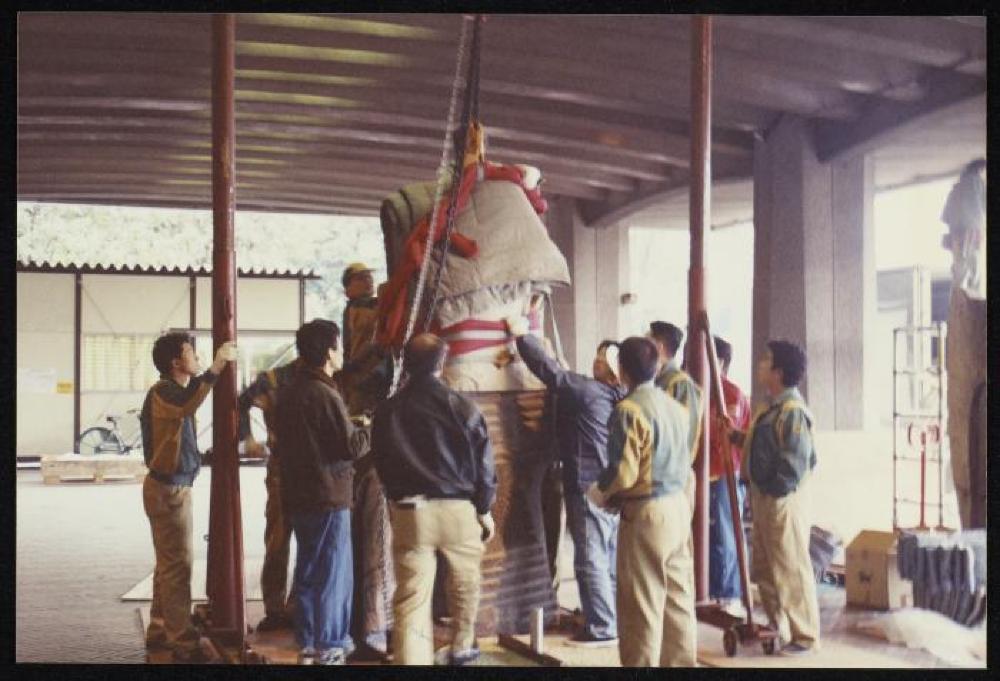 Installation process for "Isamu Noguchi Retrospective 1992," National Museum of Modern Art, Kyoto (travel venue)