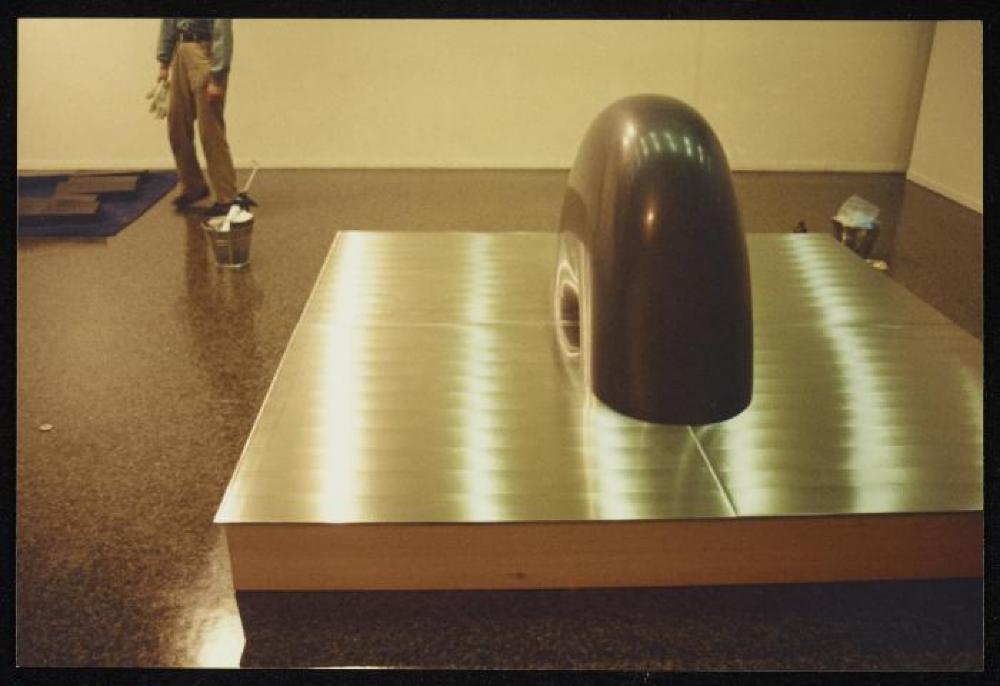 Installation process for "Isamu Noguchi Retrospective 1992," National Museum of Modern Art, Kyoto (travel venue)