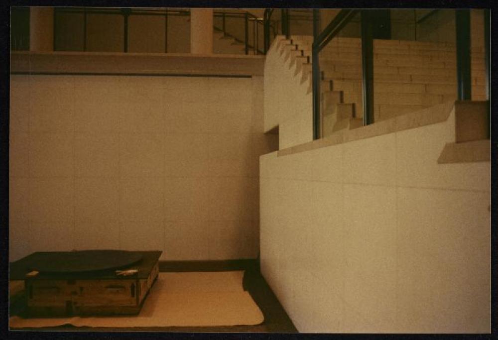 Installation process for "Isamu Noguchi Retrospective 1992," National Museum of Modern Art, Kyoto (travel venue)