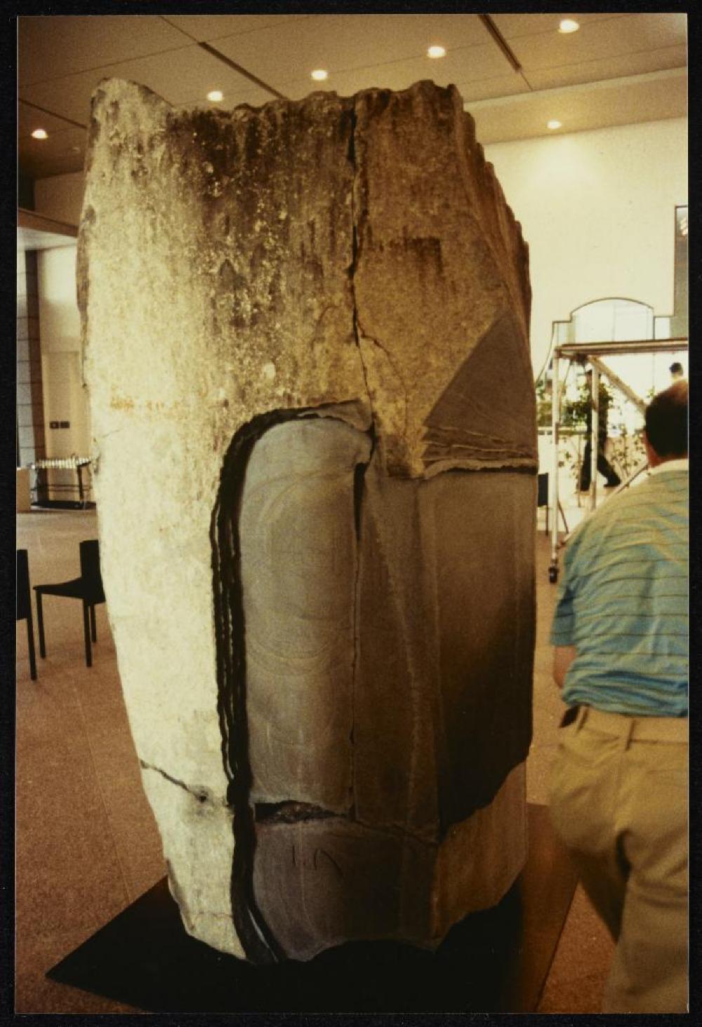 Installation process for "Isamu Noguchi Retrospective 1992," National Museum of Modern Art, Kyoto (travel venue)