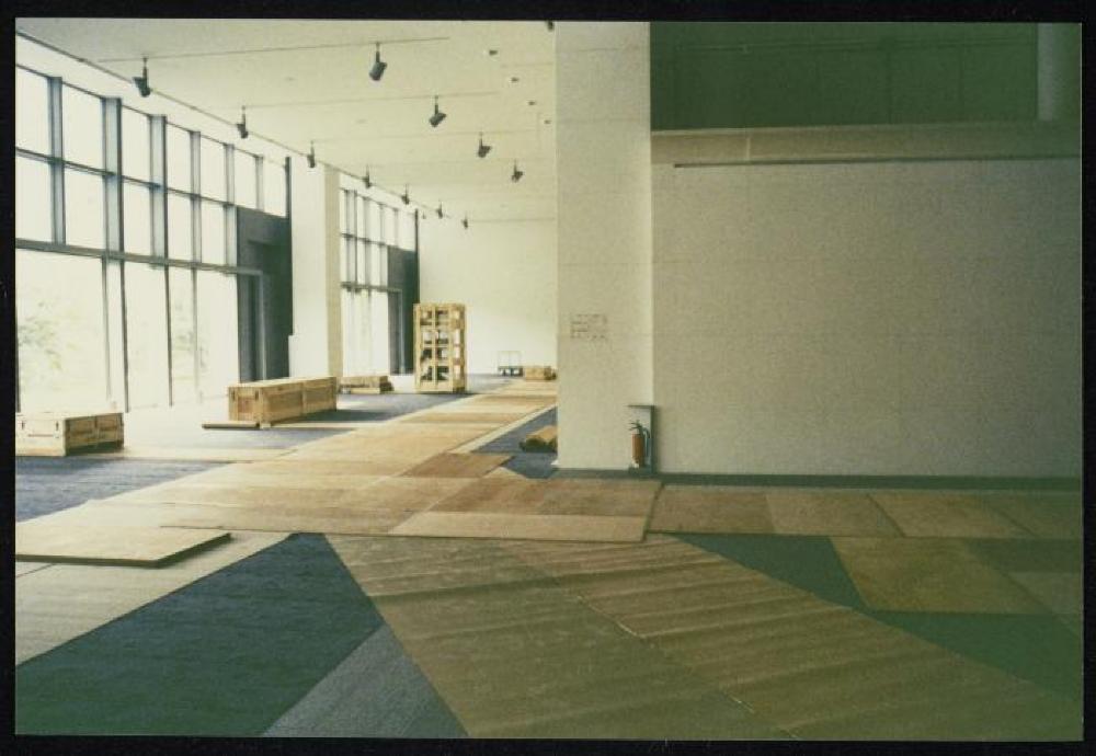 Installation process for "Isamu Noguchi Retrospective 1992," National Museum of Modern Art, Kyoto (travel venue)