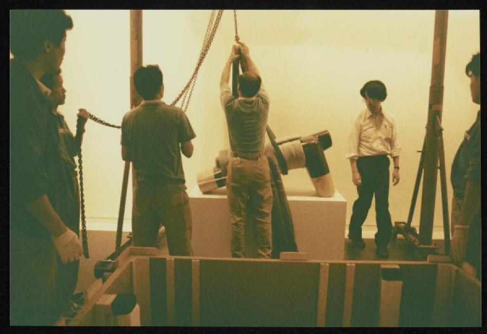 Installation process for "Isamu Noguchi Retrospective 1992," National Museum of Modern Art, Kyoto (travel venue)