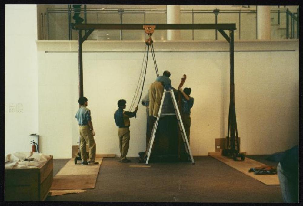 Installation process for "Isamu Noguchi Retrospective 1992," National Museum of Modern Art, Kyoto (travel venue)