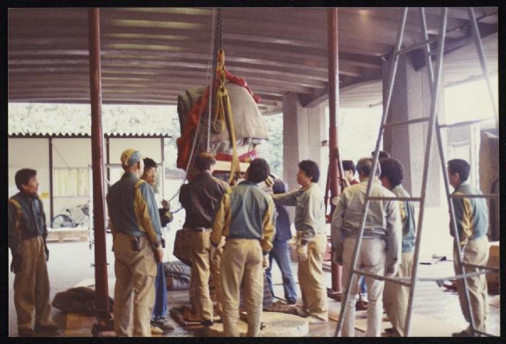 Installation process for "Isamu Noguchi Retrospective 1992," National Museum of Modern Art, Kyoto (travel venue)