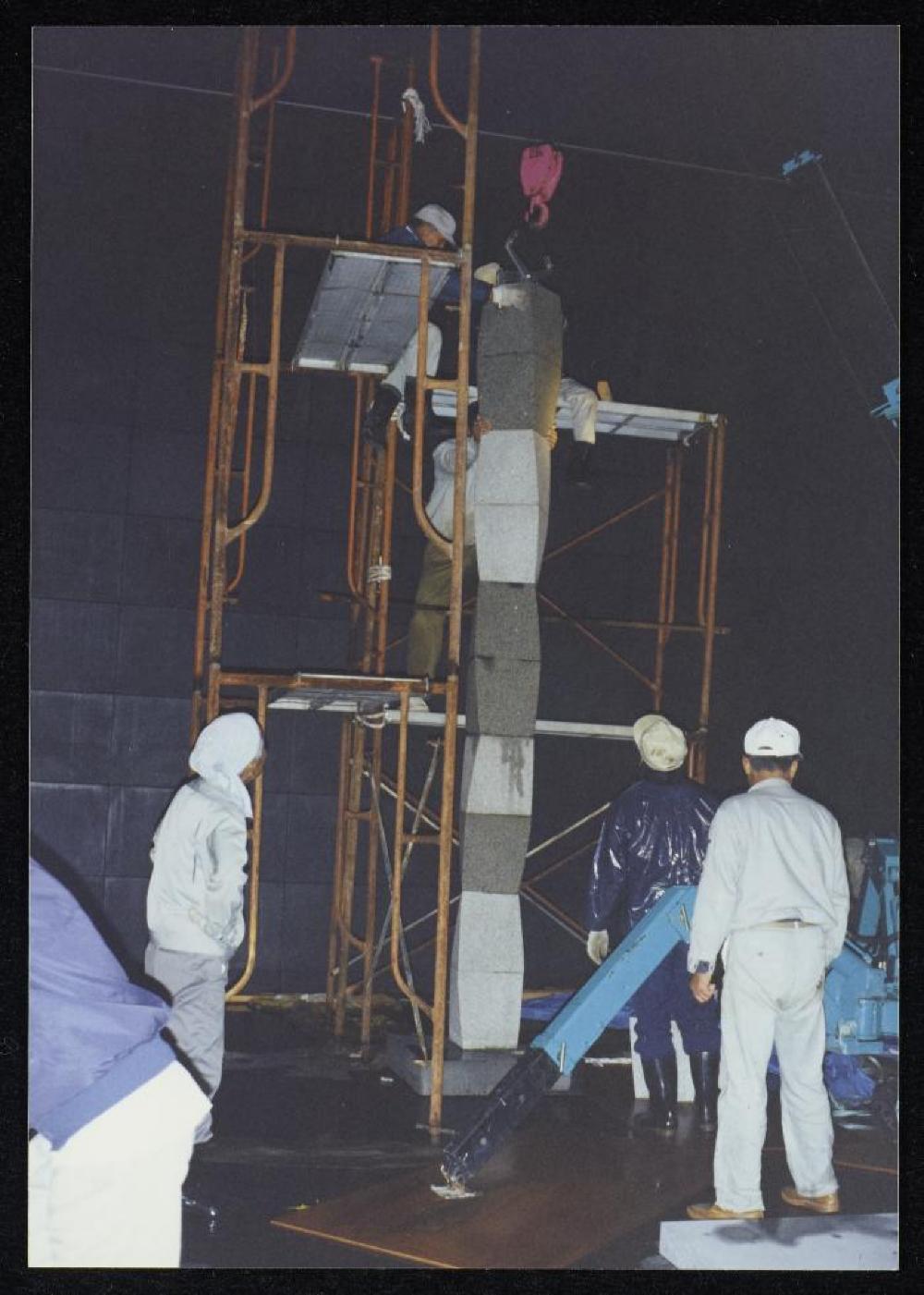 Installation process for "Dear Heartfelt Friend, Isamu Noguchi," Marugame Genichiro-Inokuma Museum of Contemporary Art (MIMOCA) 
