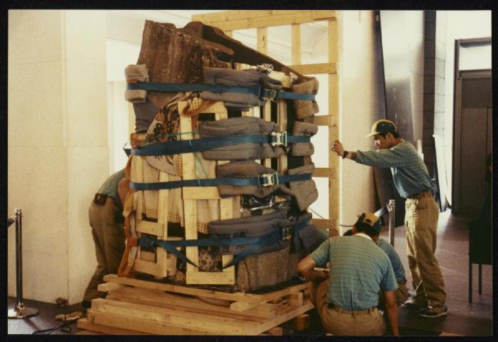 Installation process for "Isamu Noguchi Retrospective 1992," National Museum of Modern Art, Kyoto (travel venue)