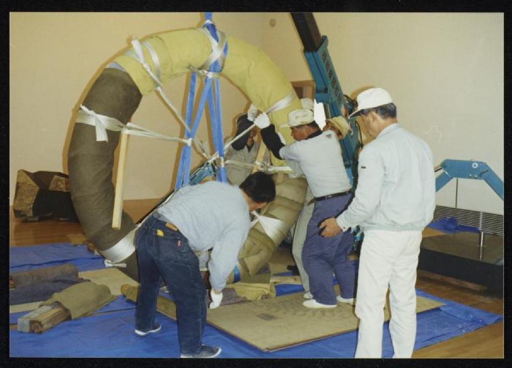 Installation process for "Dear Heartfelt Friend, Isamu Noguchi," Marugame Genichiro-Inokuma Museum of Contemporary Art (MIMOCA) 