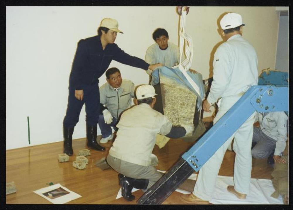 Installation process for "Dear Heartfelt Friend, Isamu Noguchi," Marugame Genichiro-Inokuma Museum of Contemporary Art (MIMOCA) 