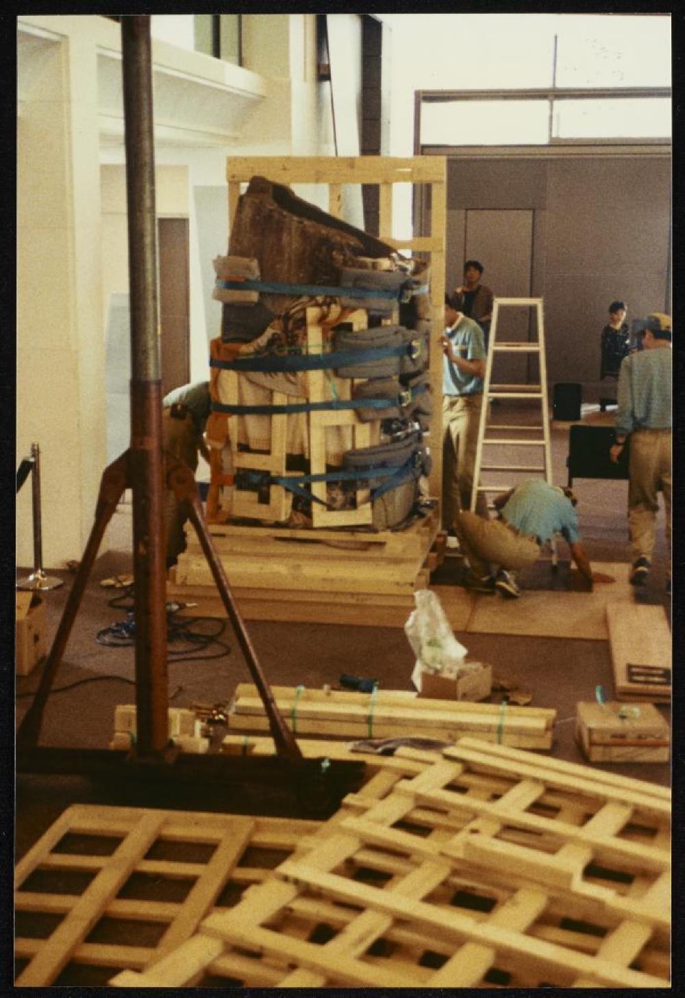 Installation process for "Isamu Noguchi Retrospective 1992," National Museum of Modern Art, Kyoto (travel venue)