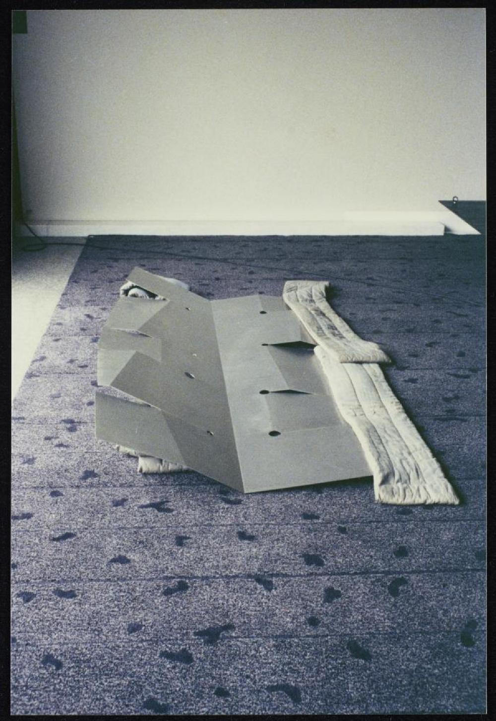 Installation process for "Isamu Noguchi Retrospective 1992," National Museum of Modern Art, Kyoto (travel venue)