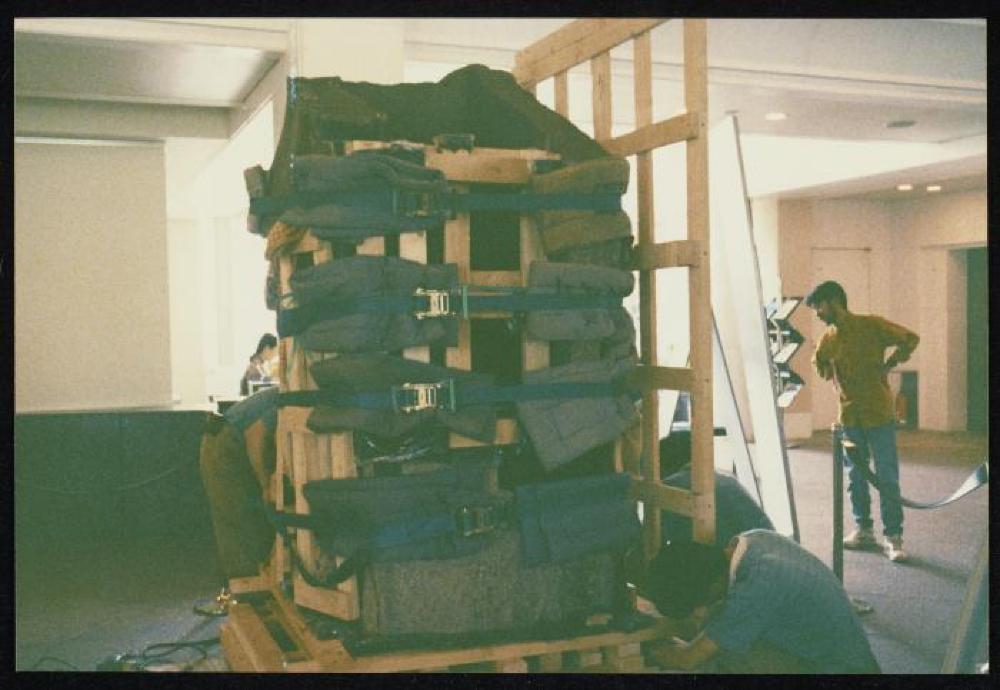 Installation process for "Isamu Noguchi Retrospective 1992," National Museum of Modern Art, Kyoto (travel venue)